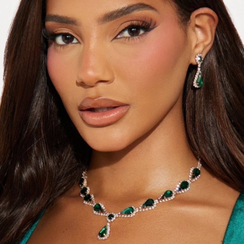 Elegant Green and Silver Jewelry Set